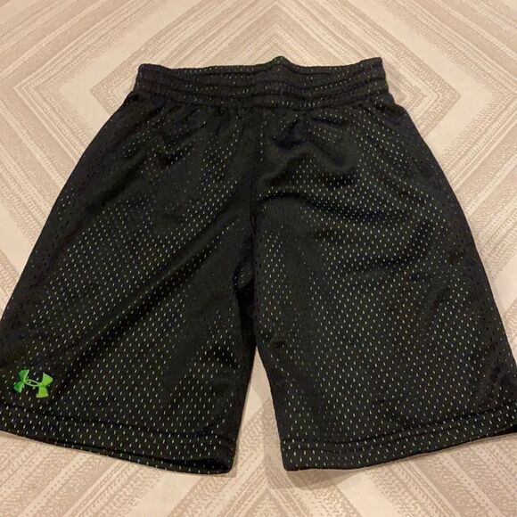 Under Armour Boys Black Mesh with Green Shorts - Picture 1 of 4